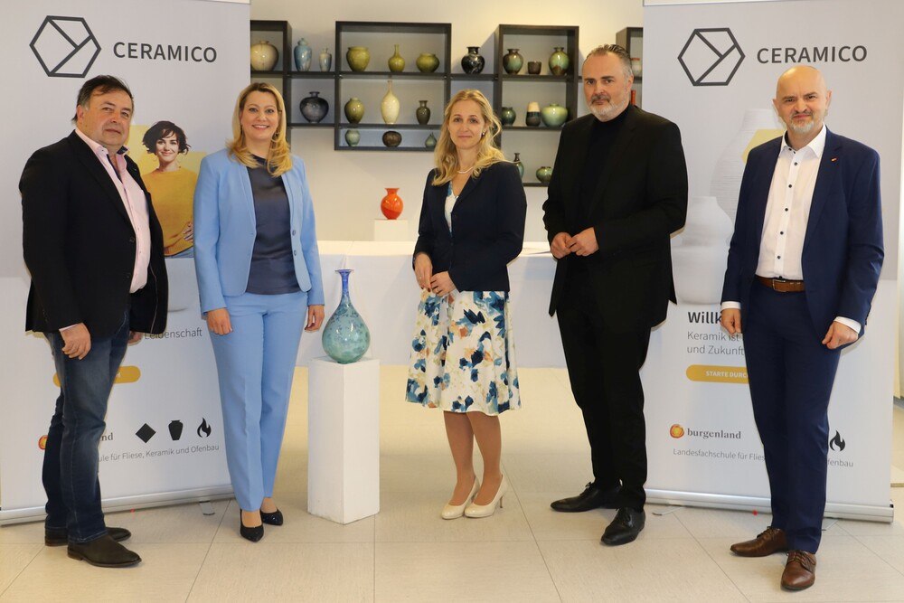© Bgld. Landesmedienservice Der Bürgermeister der Marktgemeinde Stoob, Bruno Stutzenstein, Bildungslandesrätin Daniela Winkler, Ceramico-Geschäftsführerin und Schuldirektorin Anita Wolf, Landeshauptmann Hans Peter Doskozil und Heinz Josef Zitz, Bildungsdirektor für Burgenland, (v.l.n.r.) präsentierten das Konzept zum neuen Kompetenzzentrum in Stoob.