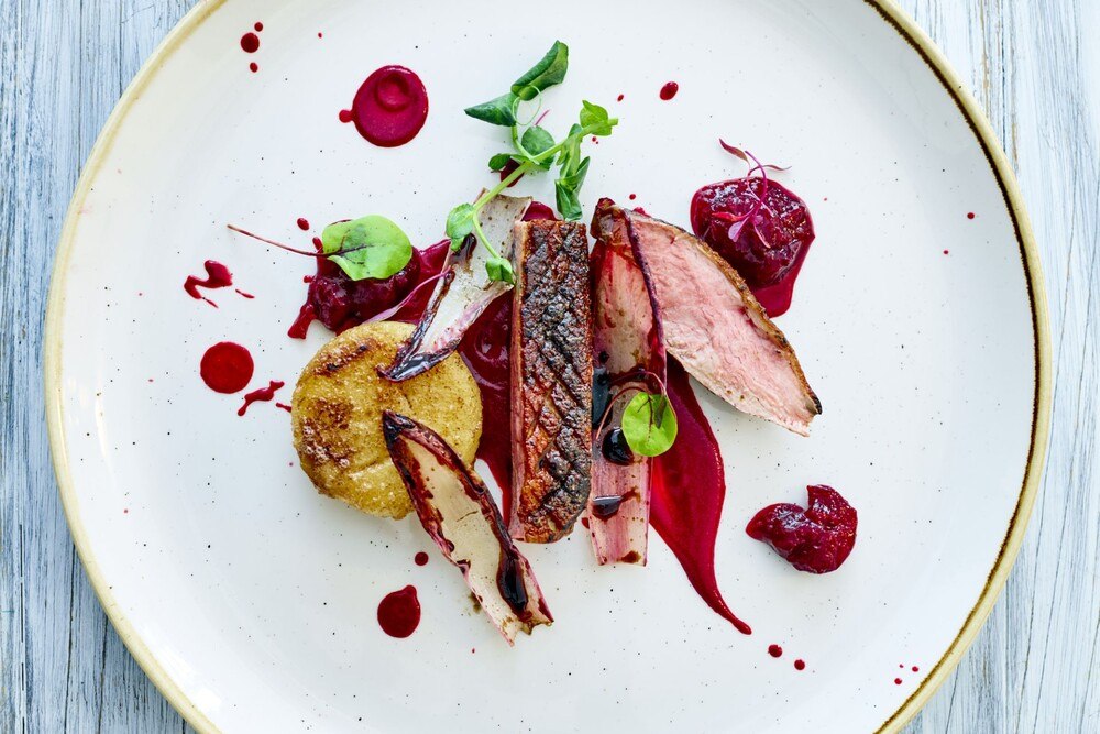 Angerichteter Teller mit gebratener Ente mit roter Sauce
© iStock / Getty Images Plus / PhotoLightRoom Angerichteter Teller mit gebratener Ente mit roter Sauce