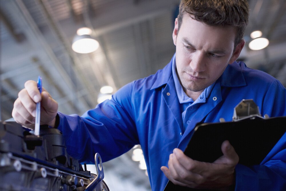 © Sam Edwards/OJO Images via Getty Images
Mechaniker mit skeptischem Blick bei der Arbeit.
Mechaniker bei der Arbeit