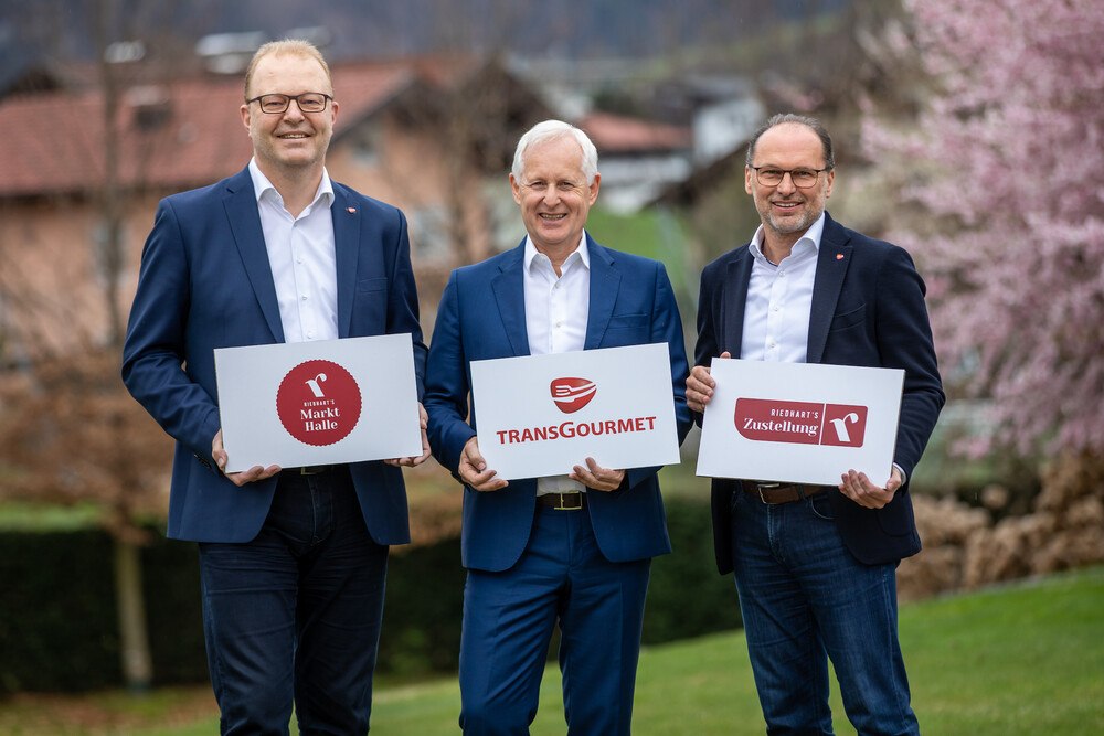 © Transgourmet Österreich
v.l.n.r.: Mag. Manfred Hayböck, Geschäftsführer Transgourmet Österreich; Mag. Armin Riedhart, Eigentümer Riedhart Handels GmbH und Thomas Panholzer, MBA, Geschäftsführer Transgourmet Österreich
, restricted_html v.l.n.r.: Mag. Manfred Hayböck, Geschäftsführer Transgourmet Österreich; Mag. Armin Riedhart, Eigentümer Riedhart Handels GmbH und Thomas Panholzer, MBA, Geschäftsführer Transgourmet Österreich