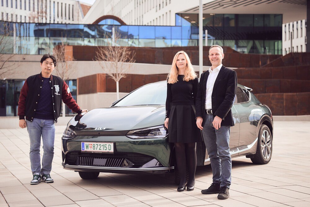 © Kia Austria
Kuyjung Kim (Kia CFO), Katharina Williamson (Kia Sales Fleet & Used Car Manager), René Petzner (Kia Sales Manager) (v.l.).
Kia kooperiert mit Arval
