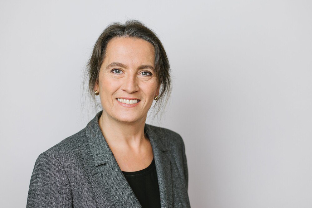 © Fotostudio Interfoto
Hedwig Doloszeski, Geschäftsführerin Fachverband der Mineralölindustrie
Hedwig Doloszeski, Geschäftsführerin Fachverband der Mineralölindustrie