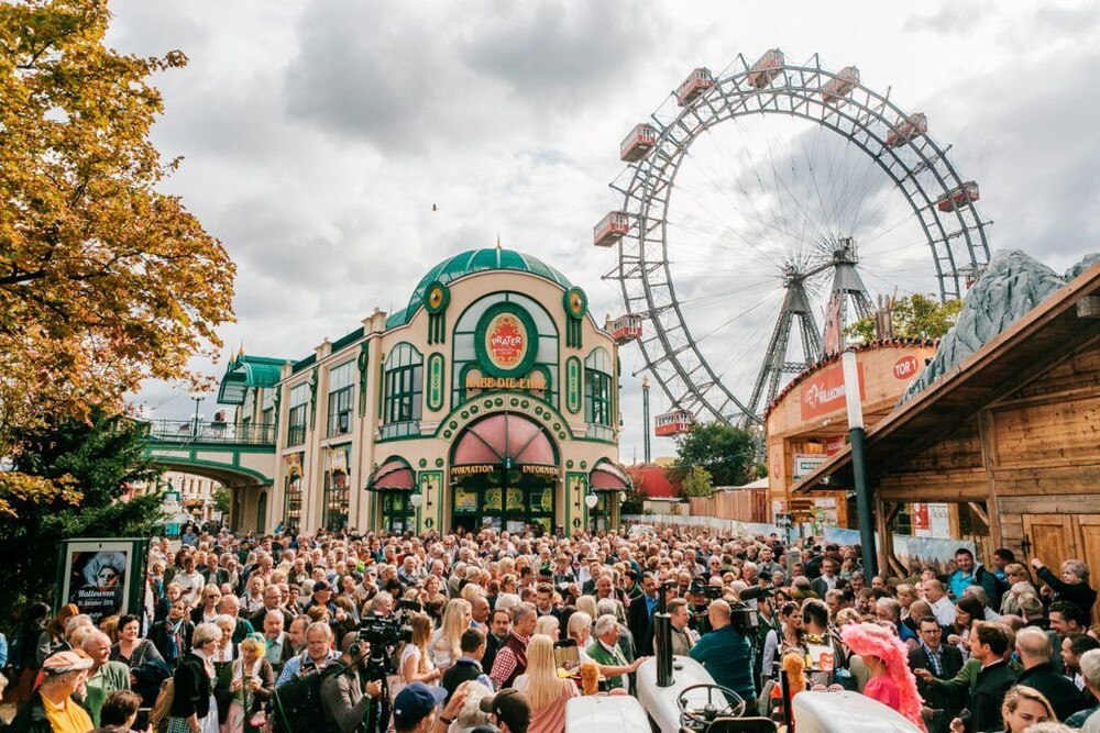 © Philipp Lipiarski Besucher auf dem Platz vor dem Wiener Riesenrad