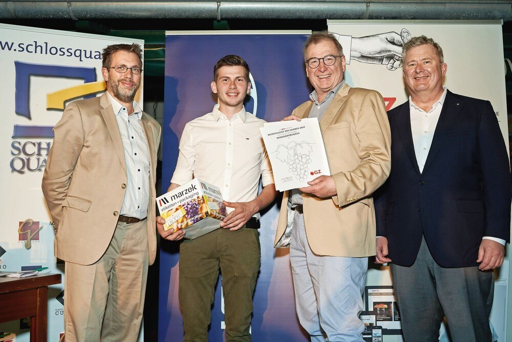 © Wolfgang Schmid
Jürgen Geyer (Schloßquardat Gastgeber), Willy Bauer (Schloßquadrat-Trophy Gewinner), Wolfgang Schmid (ÖGZ), Chris Yorke (ÖWM), (v.l.n.r.)
, restricted_html Jürgen Geyer (Schloßquardat Gastgeber), Willy Bauer (Schloßquadrat-Trophy Gewinner), Wolfgang Schmid (ÖGZ), Chris Yorke (ÖWM), (v.l.n.r.)