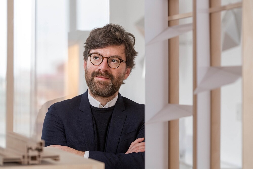 © Hedergott
Einer der Keynote Speaker des Future Brick Day: Architekt Philipp Lionel Molter teilt seine Expertise rund um klimagerechte Gebäudehüllen.
Einer der Keynote Speaker des Future Brick Day: Architekt Philipp Lionel Molter teilt seine Expertise rund um klimagerechte Gebäudehüllen.
