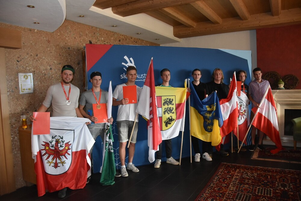 © WKÖ/SkillsAustria
Die acht Teilnehmer der AustrianSkills der Glasbautechniker*innen, die von 12. bis 15. Mai in der HTL Kramsach stattfanden.
Die acht Teilnehmer der AustrianSkills der Glasbautechniker*innen, die von 12. bis 15. Mai in der HTL Kramsach stattfanden.
