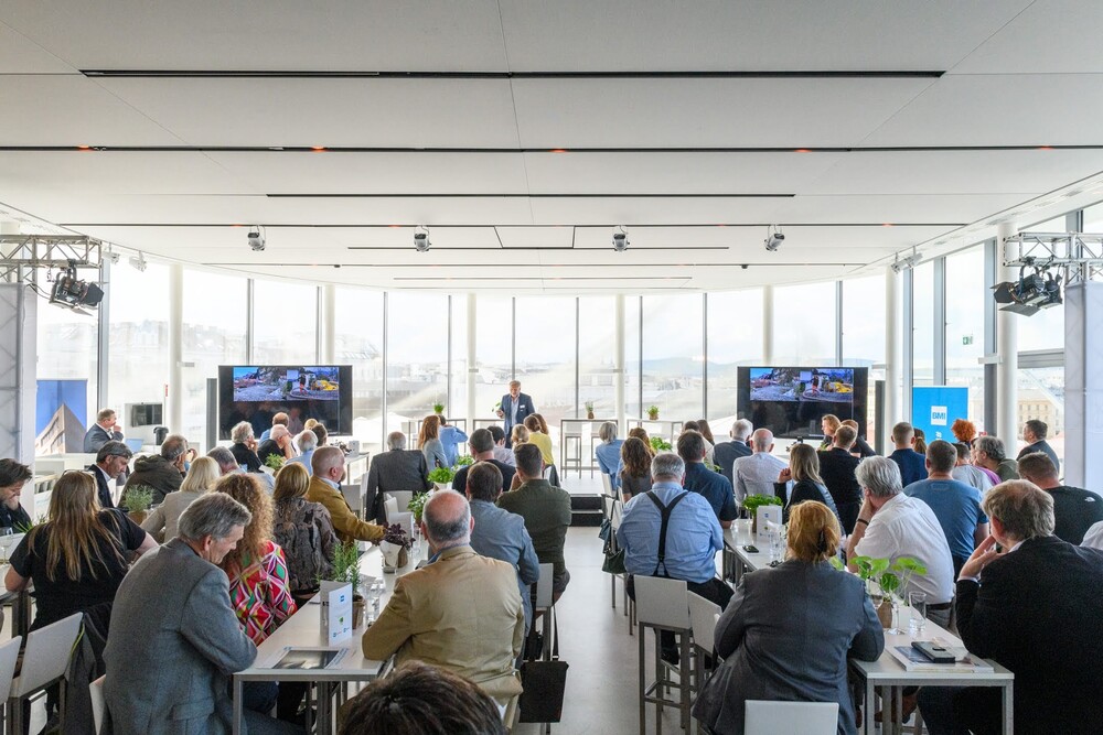 © BMI Austria / Wolfgang Stecher
Über 100 Gäste aus sämtlichen Bereichen der Dachbranche folgten dem Ruf zum BMI Rooftop Talk in MQ Libelle am Dach des Wiener Leopold Museums.
Über 100 Gäste aus sämtlichen Bereichen der Dachbranche folgten dem Ruf zum BMI Rooftop Talk in MQ Libelle am Dach des Wiener Leopold Museums.
