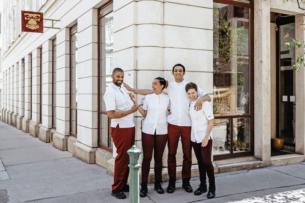 © Belly Of The Beast
Marvin, Melanie, Marcel und Lisa sind die Macher des „Belly of the Beast“. Ein Familienbetrieb, der strikt das Farm-To-Table-Konzept umsetzt und damit noch viel vorhat.
Marvin, Melanie, Marcel und Lisa sind die Macher des „Belly of the Beast“. Ein Familienbetrieb, der strikt das Farm-To-Table-Konzept umsetzt und damit noch viel vorhat.