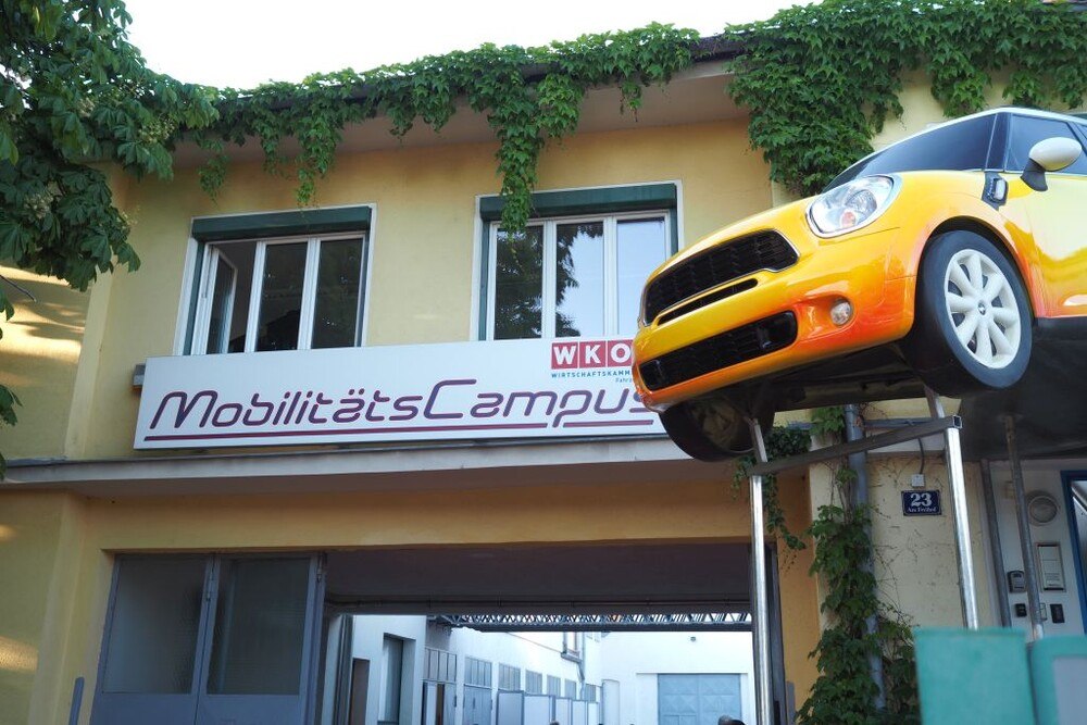 © Hans-Jörg Bruckberger
Das Eingangsportal des Campus ist standesgemäß mit einem Auto verziert.
Eingangsportal
