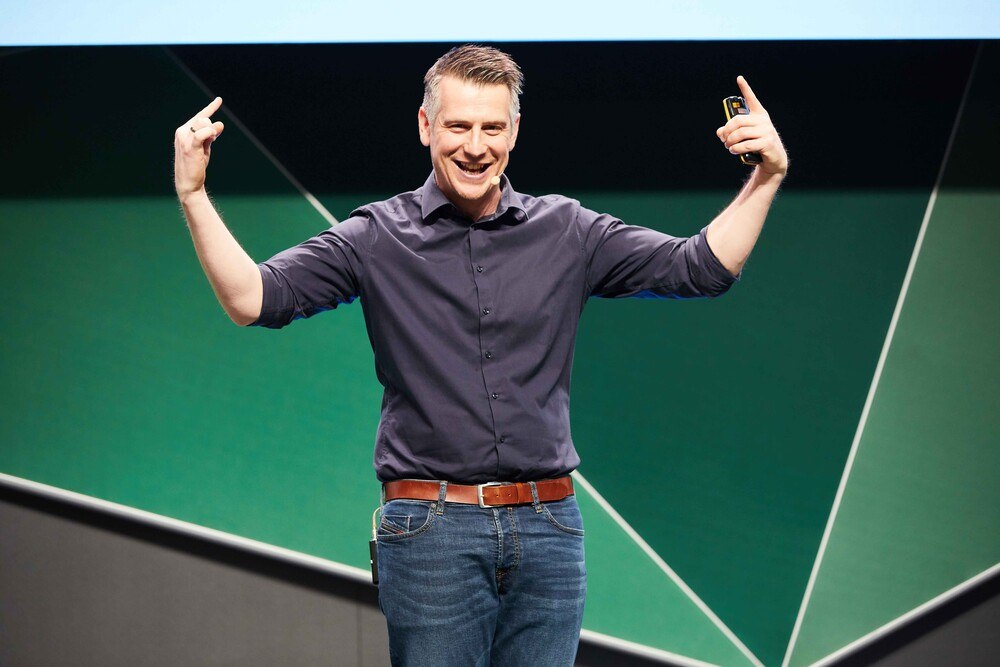 © Behrendt und Rausch
Jörg Mosler, Experte für Mitarbeitergewinnung im Handwerk, spricht am 5. Juli um 14 Uhr im Rahmen der Dach+Holz über das Thema "Mitarbeiter gewinnen heißt Menschen gewinnen".
Jörg Mosler, Experte für Mitarbeitergewinnung im Handwerk, spricht am 5. Juli um 14 Uhr im Rahmen der Dach+Holz über das Thema "Mitarbeiter gewinnen heißt Menschen gewinnen".