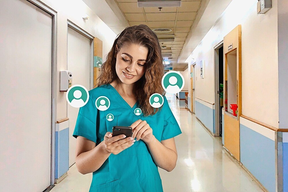 © cycoders
Als mobiles Intranet vernetzt die LOLYO Mitarbeiter-App alle Mitarbeitenden eines Unternehmens per Smartphone. Offene Stellen werden in der App veröffentlicht und können dank der innovativen Job-Empfehlungsfunktion von allen Mitarbeitenden in deren Sozialen Netzwerken geteilt werden.
Frau tippt am Handy.