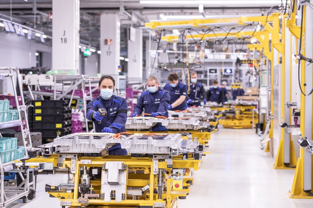 © BMW Group BMW baut Werke für E-Mobilität aus.