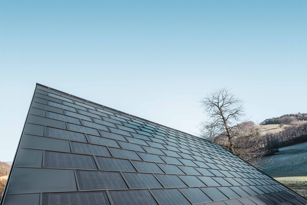 © Prefa/Croce & Wir
Die neue Prefa Solardachplatte nutzt die Kraft der Sonne vollflächig. Eine Photovoltaikanlage ist fest mit der Grundplatte aus beschichtetem Aluminium verbunden.
Die neue Prefa Solardachplatte nutzt die Kraft der Sonne vollflächig. Eine Photovoltaikanlage ist fest mit der Grundplatte aus beschichtetem Aluminium verbunden.