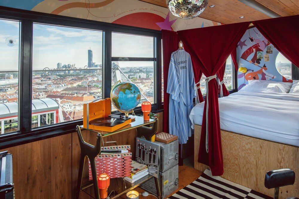 © Akos Burg Ein Superbude-Zimmer im Riesenrad