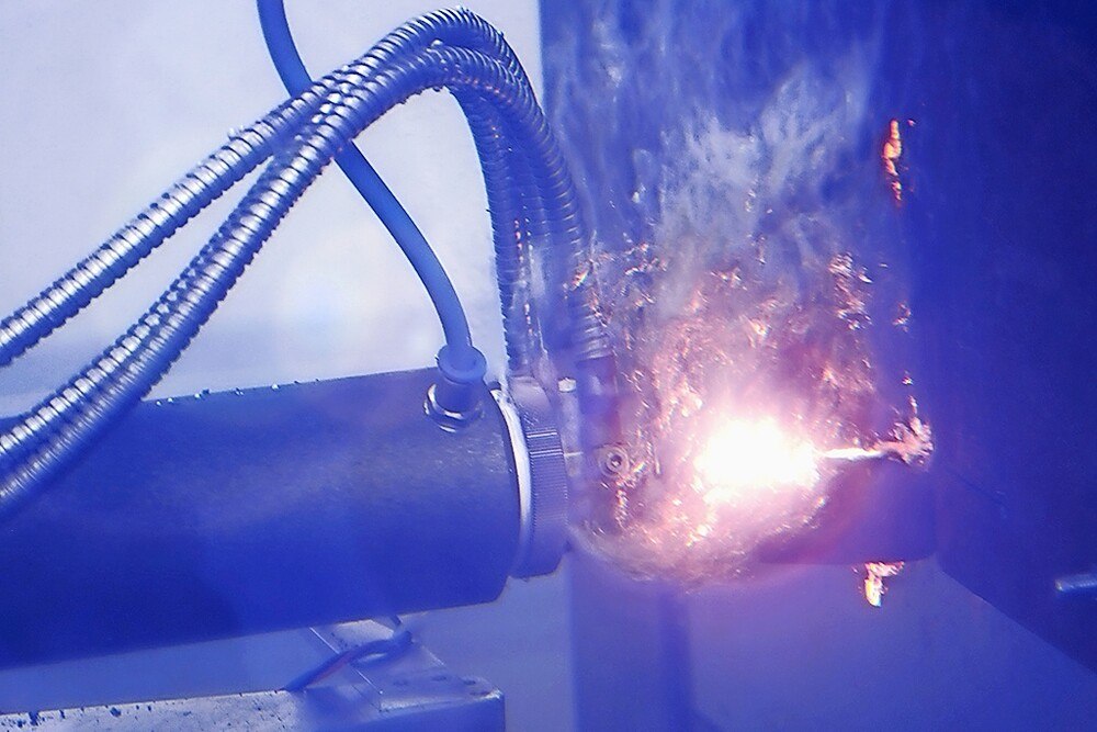 © LZH Metall wird unter Wasser mit dem Laser bearbeitet.