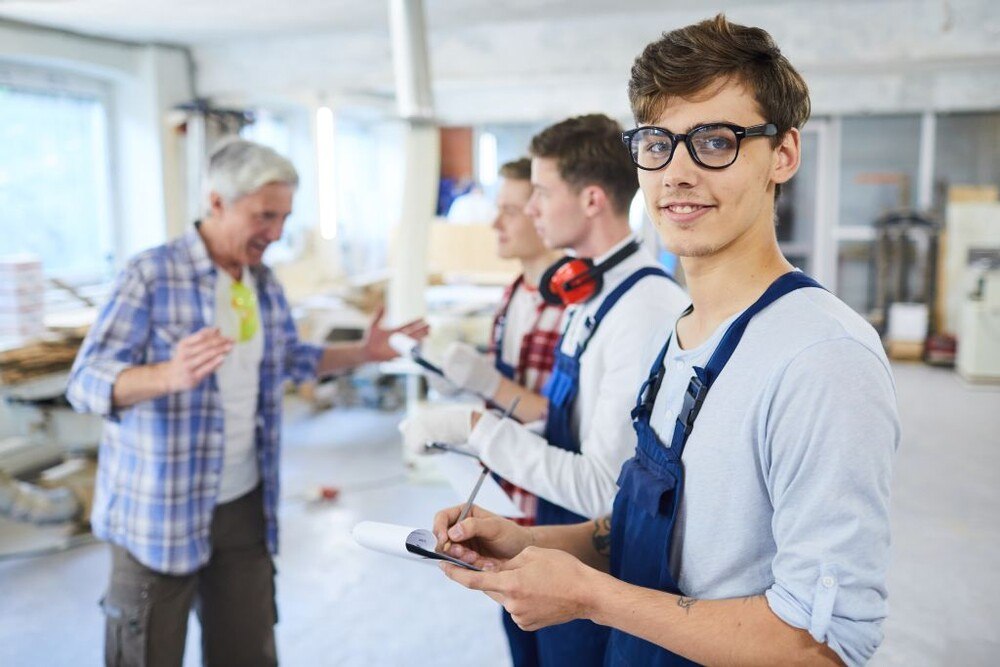 © GettyImages-1080386322_c_shironosov
Die Tischler-Lehrausbildung wird modernisiert.
Die Tischler-Lehrausbildung wird modernisiert.