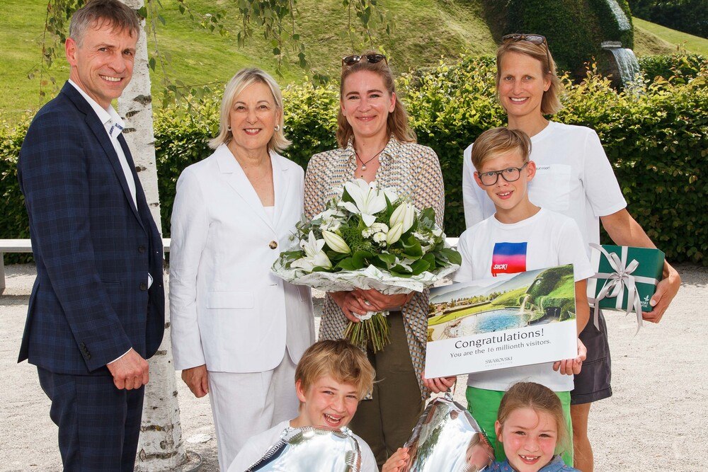 © Swarovski Kristallwelten
v.l.: Stefan Isser und Carla Rumler (Swarovski Kristallwelten) begrüßten Isabel Pöhlmann und Kerstin Jastrub mit ihren Kindern Mika Jastrub (Mitte) sowie Ludwig und Antonia Pöhlmann (unten) als 16-millionste Besucher in den Swarovski Kristallwelten in Wattens/Tirol.
v.l.: Stefan Isser und Carla Rumler (Swarovski Kristallwelten) begrüßten Isabel Pöhlmann und Kerstin Jastrub mit ihren Kindern Mika Jastrub (Mitte) sowie Ludwig und Antonia Pöhlmann (unten) als 16-millionste Besucher in den Swarovski Kristallwelten in Wattens/Tirol.