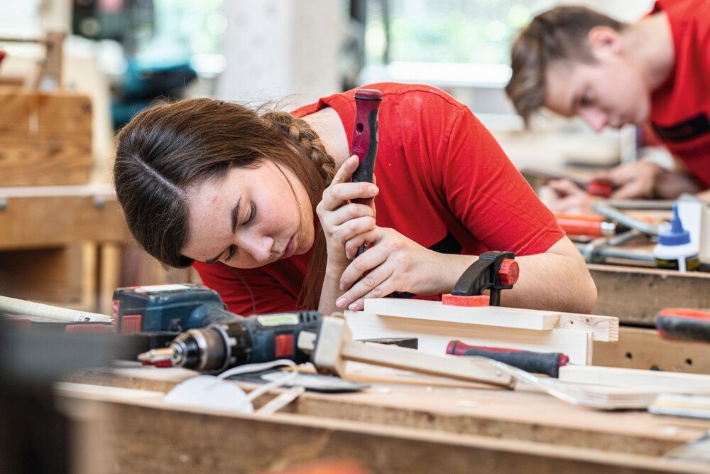 © Andreas Mathis
Am 25. Juni findet der Bundeslehrlingswettbewerb der Tischler*innen in Hard in Vorarlberg statt.
Am 25.6.2022 findet der Bundeslehrlingswettbewerb der Tischler*innen in Hard am Bodensee statt.