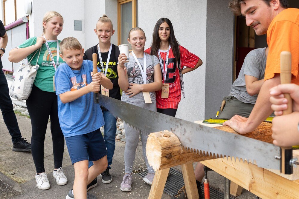 © proHolz Tirol
Endlich war es wieder soweit: Nach zwei Jahren Pause konnte proHolz Tirol wieder die „Holzolympiade“ an der Fachberufsschule für Holztechnik in Absam veranstalten. Rund 250 Schüler*innen aus Tiroler Mittelschulen und Gymnasien stellten ihre Geschicklichkeit und ihr Wissen rund um den Roh- und Werkstoff Holz unter Beweis. Die Technik an der Wiegesäge war dabei das Um und Auf.
Ohne Fleiß kein Preis: Die Technik an der Wiegesäge war das Um- und Auf.