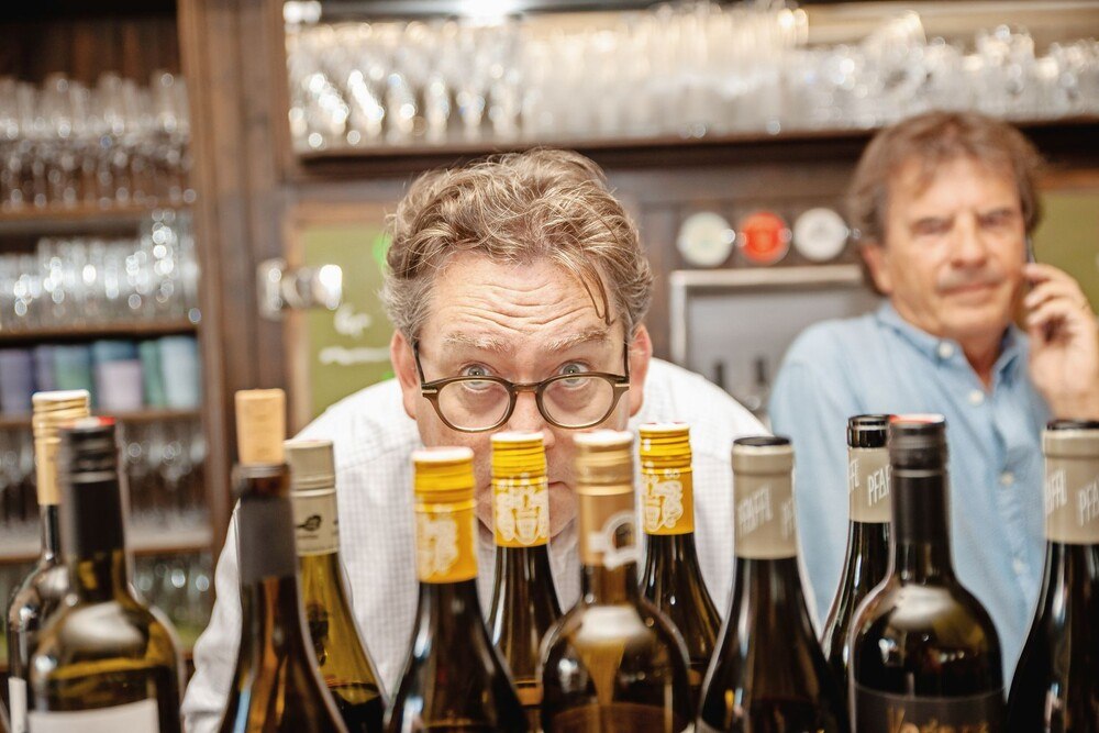 © Wolfgang Schmid ÖGZ-Weinexperte Roland Graf hinter einer sehenswerten Anzahl von Weinflaschen