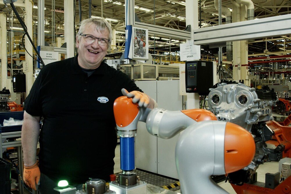 © Ford
Produktionsmitarbeiter Dietmar Brauner wird von Roboter "Robbie" unterstützt
, restricted_html Produktionsmitarbeiter Dietmar Brauner wird von Roboter "Robbie" unterstützt