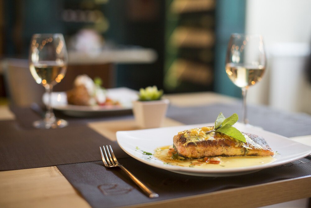 © iStock / Getty Images Plus / boggy22 Gegrillter Lachs mit Sauce und Kräutern