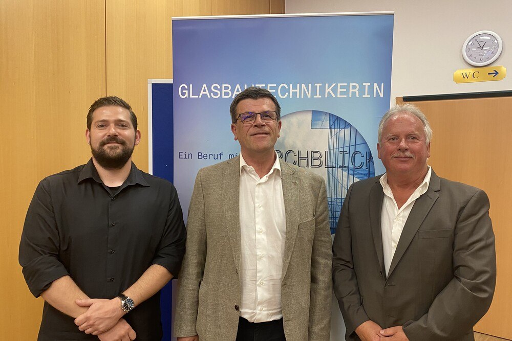 Der neue Innungsmeister der steirischen Glaser Dieter Sajko, Bundesinnungsmeister Walter Stackler und der scheidende Innungsmeister Josef Nestler (v. l.).
© WK Stmk. Der neue Innungsmeister der steirischen Glaser Dieter Sajko, Bundesinnungsmeister Walter Stackler und der scheidende Innungsmeister Josef Nestler (v. l.).