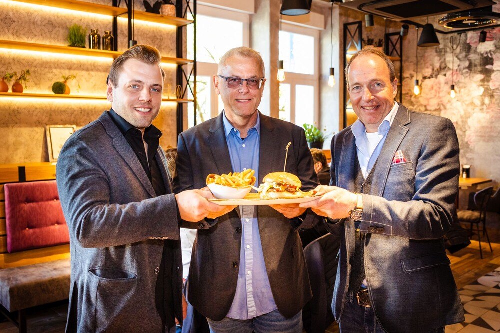 © Le Burger / Moni Fellner Lukas und Thomas Tauber mit Bernhard Kloucek.