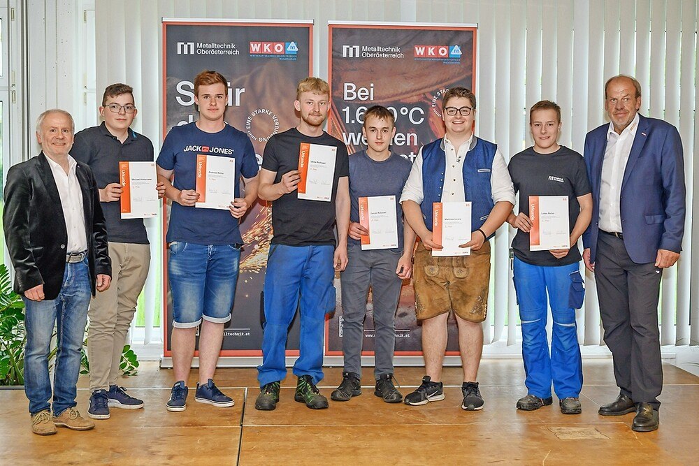 © Wolfgang Simmlinger/cityfoto
V.l.: Bundes- und Landeslehrlingswart Alois Hinterer, Michael Hintermaier, Andreas Reiter, Viktor Reitinger, Gerald Rabeder, Matthias Lorenz, Lukas Reiter, LIM Fritz Danner.
Die Sieger im OÖ Landeslehrlingswettbewerb Metalltechnik 2022
