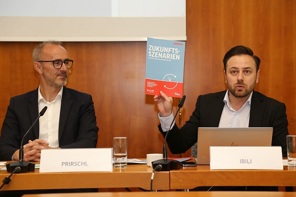 © mh
Wie wirkt sich die politisch erwünschte sinkende Raucherquote schon 2030 auf die heimischen Trafiken aus? Bundesgremialobmann Josef Prirschl und Sinan Ibili präsentierten eine erschreckende Studie.
Im besten Fall der drei Rechenbeispiele wirtschaften 62 Prozent aller Trafikant*innen negativ.