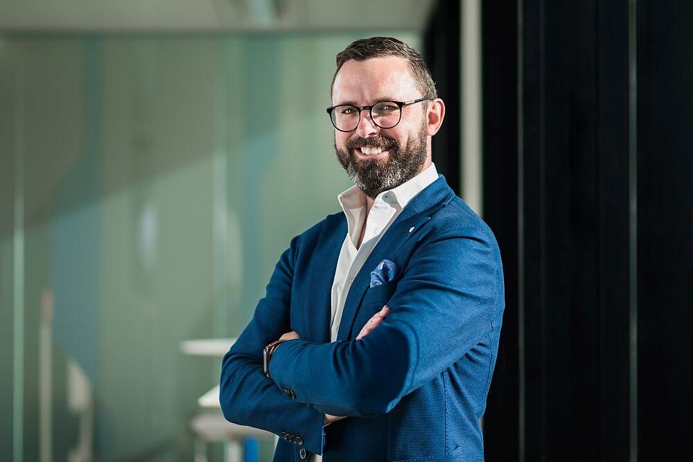 © JTI Austria
Ross Hennessy (40) übernimmt mit Juni 2022 die Geschäftsführung von JTI Austria.
Hennessy folgt als Geschäftsführer auf Linas Libikas.