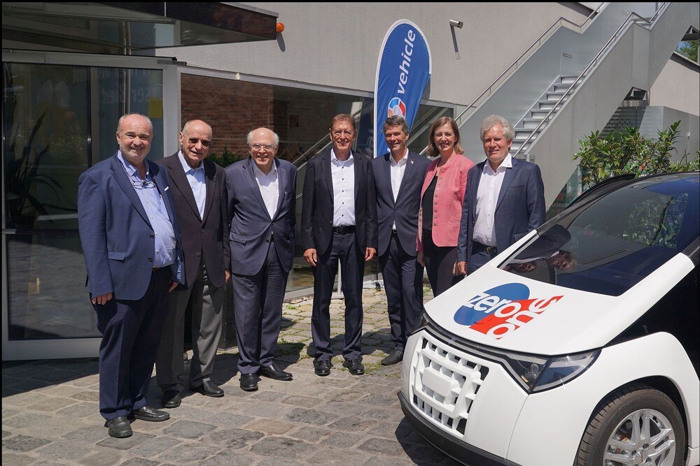 © Virtual Vehicle
20 Jahre Virtual Vehicle feierten unter anderen Hermann Steffan (Institut Für Fahrsicherheit, TU Graz), Franz Wressnigg (Vorsitzender des Board Virtual Vehicle), Helmut List (GF AVL List GmbH), Christoph Gümbel (Future Matters), Horst Bischof (Vizerektor TU Graz), Barbara Eibinger-Miedl (Landesrätin Wirtschaft und Wissenschaft), Jost Bernasch (GF Virtual Vehicle) (v.l.)
20 Jahre Virtual Vehicle