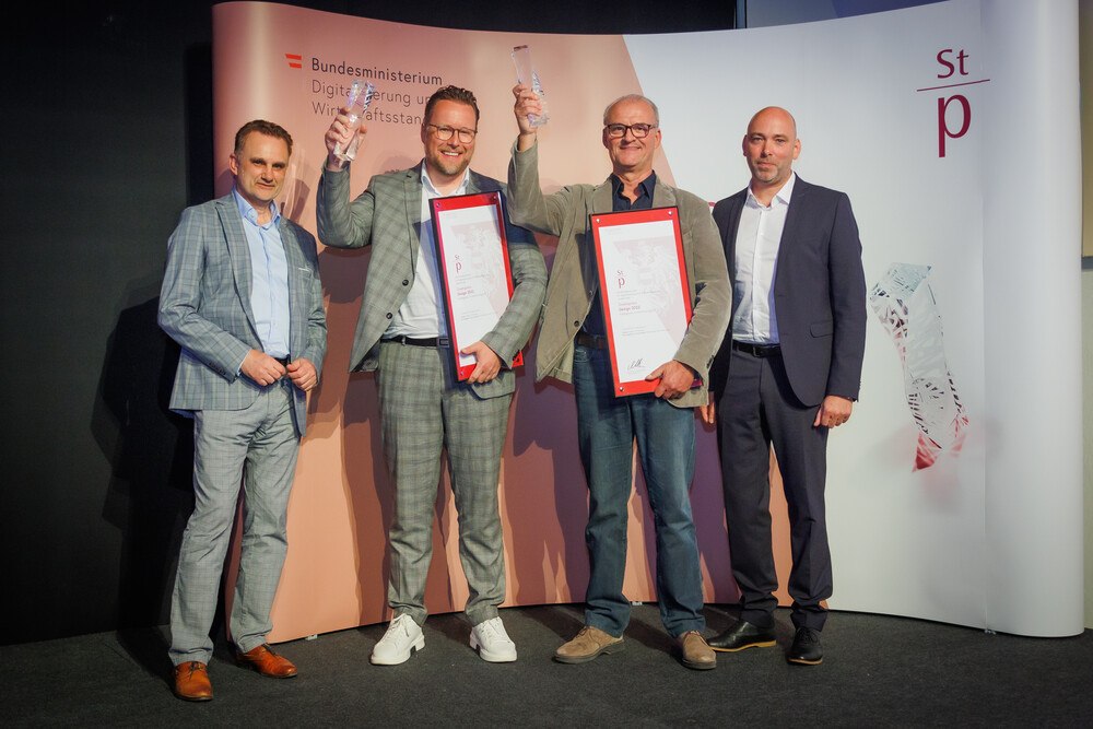 © Silveri
Wienerberger Marketingleiter Wilfried Lechner (2. v. l.) und Studio F. A. Porsche Design Director Christian Schwamkrug (3. v. l.) nahmen den Staatspreis Design für den "Tondach V11" entgegen.
Wienerberger Marketingleiter Wilfried Lechner (2. v. l.) und Studio F. A. Porsche Design Director Christian Schwamkrug (3. v. l.) nahmen den Staatspreis Design für den "Tondach V11" entgegen.