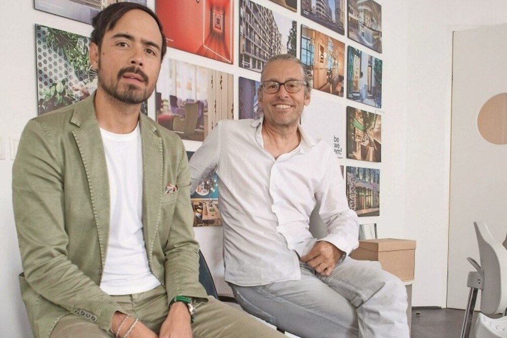 © Grübling
Mastermind und Architekt Erich Bernard (r.) und Hospitality-Manager Philipp Patzel.
Mastermind und Architekt Erich Bernard (r.) und Hospitality-Manager Philipp Patzel.