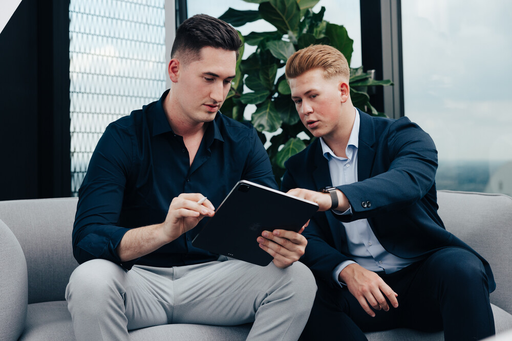 © AdOnly
Mittels einer selbst entwickelten Methode und Social-Media-Kanälen versprechen die beiden Geschäftsführer der Agentur AdOnly, geeignete Mitarbeiter*innen zu finden.
Mittels einer selbst entwickelten Methode und Social-Media-Kanälen versprechen die beiden Geschäftsführer der Agentur AdOnly, geeignete Mitarbeiter*innen zu finden.