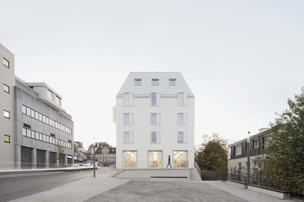 © Brigida Gonzales
Bald schon ein gewohnter Anblick: In Europa fassen Cool Roofs langsam Fuß, wie hier auf einem Hotel in Ludwigsburg (D) vom Architekturbüro VON M.
Bald schon ein gewohnter Anblick: In Europa fassen Cool Roofs langsam Fuß, wie hier auf einem Hotel in Ludwigsburg (D) vom Architekturbüro VON M.