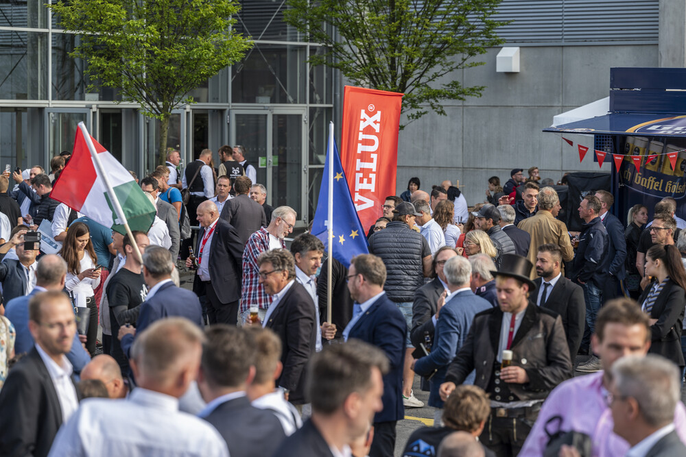 © GHM
Rund 20.000 Fachbesucher*innen ließen sich die außerordentliche Juli-DACH+HOLZ in Köln nicht entgehen.
Rund 20.000 Fachbesucher*innen ließen sich die außerordentliche Juli-DACH+HOLZ in Köln nicht entgehen.