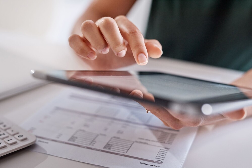 Eine Frau tippt Zahlen in ein Tablet
© iStock / Getty Images Plus / PeopleImages Eine Frau tippt Zahlen in ein Tablet