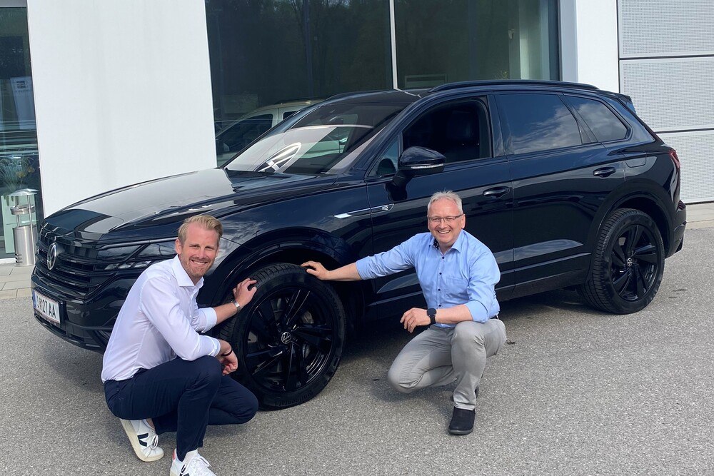 © Porsche Inter Auto Österreich
Thomas Redlinger (Key Account Manager Continental Austria) und Wolfgang Moser (Leiter After Sales Porsche Inter Auto). (v.l.)
Porsche Inter Auto setzt auf Conti-Reifen aus PET-Flaschen.
