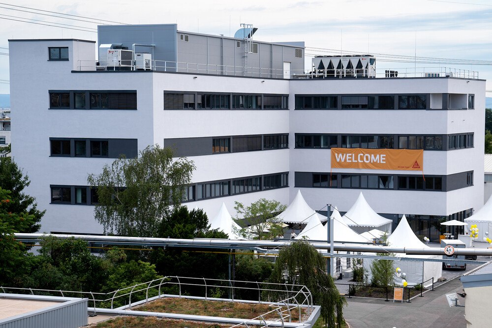© Sika Deutschland GmbH
Das neue Technology Center der Sika Deutschland GmbH am Standort Stuttgart wurde am 4. Juli 2022 feierlich eröffnet.
Das neue Technology Center der Sika Deutschland GmbH am Standort Stuttgart wurde am 4. Juli 2022 feierlich eröffnet.
