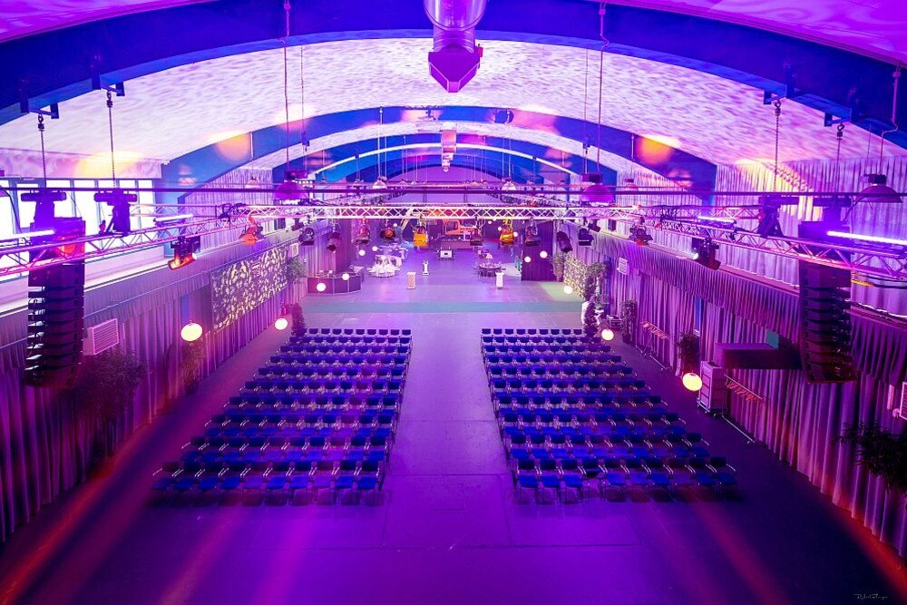 © Vienna Convention Bureau
Der große Saal der "Stage 3" im 3. Bezirk in Wien bildet diesmal den Rahmen des BAT Awards 2022.
Statt eng gedrängter Stühle wird es auch diesmal Bühne, Band und Platz zum Plauschen wie Tanzen geben.