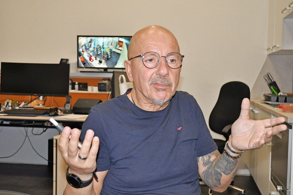 © mh
"Noch ist der Verkauf von Tabakwaren stabil - das kann sich aber rasch ändern, wenn es den Kunden zu teuer wird!" meint Bundesvize und Wien-Obmann Andreas Schiefer im Gespräch.
Bei Lotto etc. werden jene Kunden immer seltener, die volle Scheine spielen.