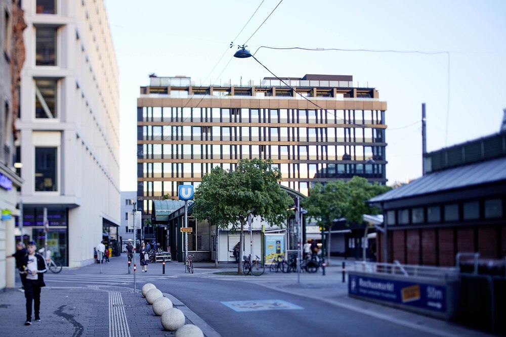 © Arcon
Sonnenschutzgläser unterstreichen die hochwertige Schlichtheit des Wohngebäudes Fifty Five am Wiener Rochus.
Sonnenschutzgläser unterstreichen die hochwertige Schlichtheit des Wohngebäudes Fifty Five am Wiener Rochus.