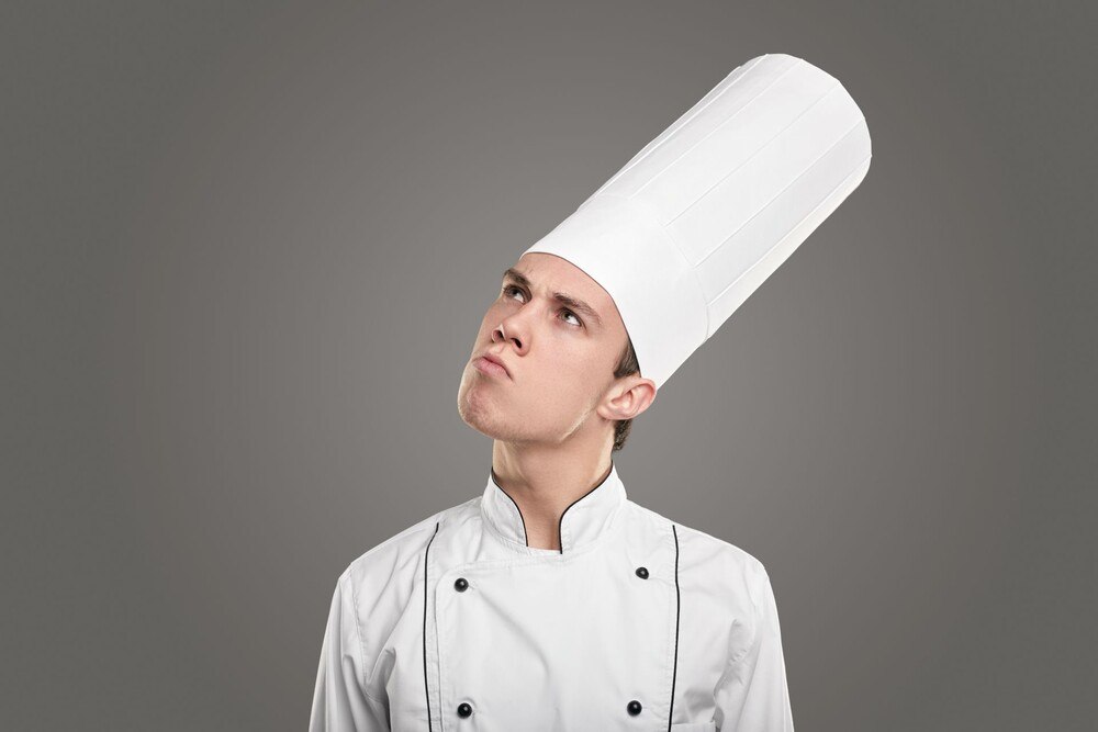 © iStock / Getty Images Plus / max-kegfire Koch blickt verwundert nach oben