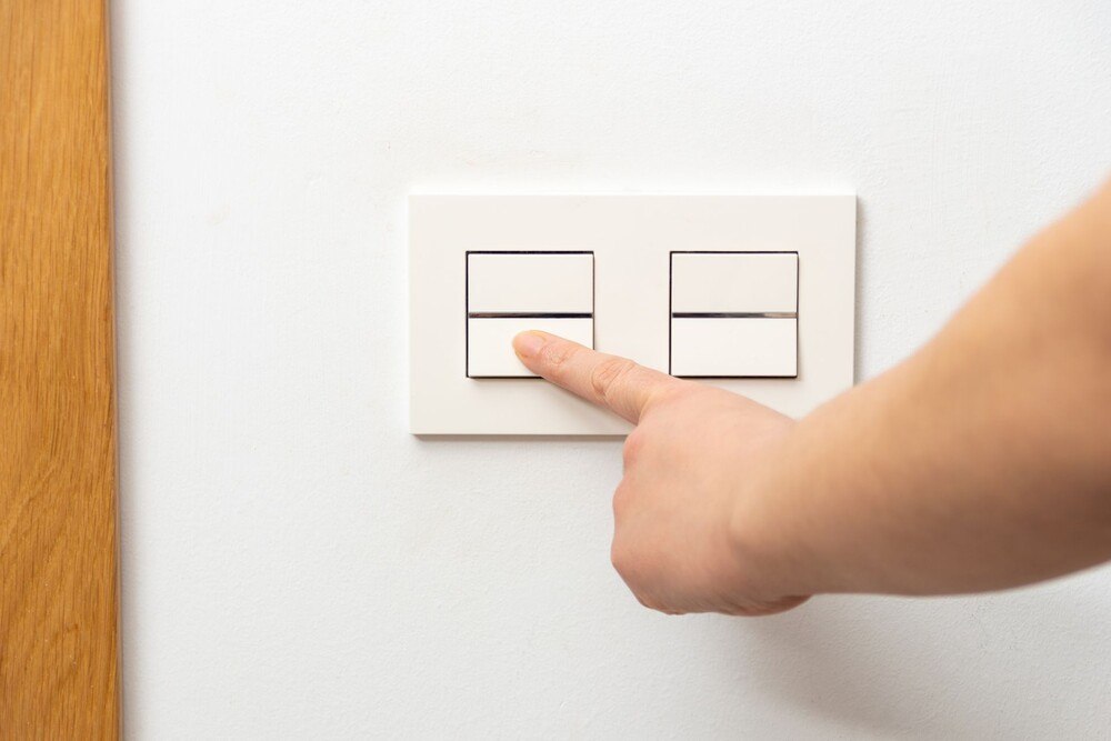 © iStock / Getty Images Plus / Cunaplus_M.Faba Eine Person betätigt einen Schalter.