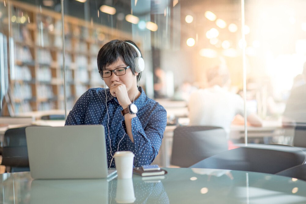 © Zephyr18
Source: iStock / Getty Images Plus Junge Person arbeitet mit ihrem Laptop