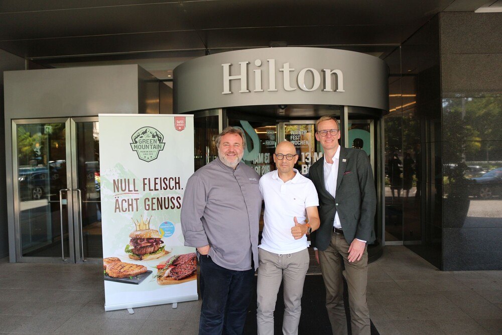 © Green Mountain
Ademir Husagic, Executive Chef im Hilton Vienna Park, Green Mountain-Chef Werner Ott und Hilton Vienne Park-Manager Ronald Diesenreiter.
Ademir Husagic, Executive Chef im Hilton Vienna Park, Green Mountain-Chef Werner Ott und Hilton Vienne Park-Manager Ronald Diesenreiter.