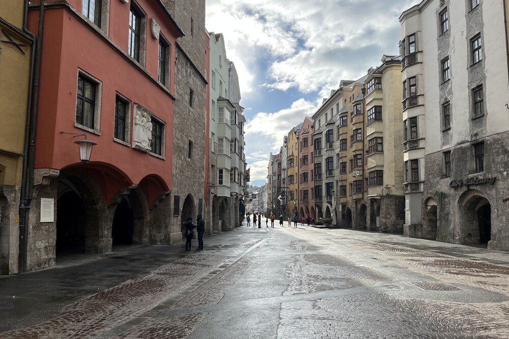 © iStock / Getty Images Plus / geistreiches Altstadt mit Kopfsteinpflasterstraße in Innsbruck