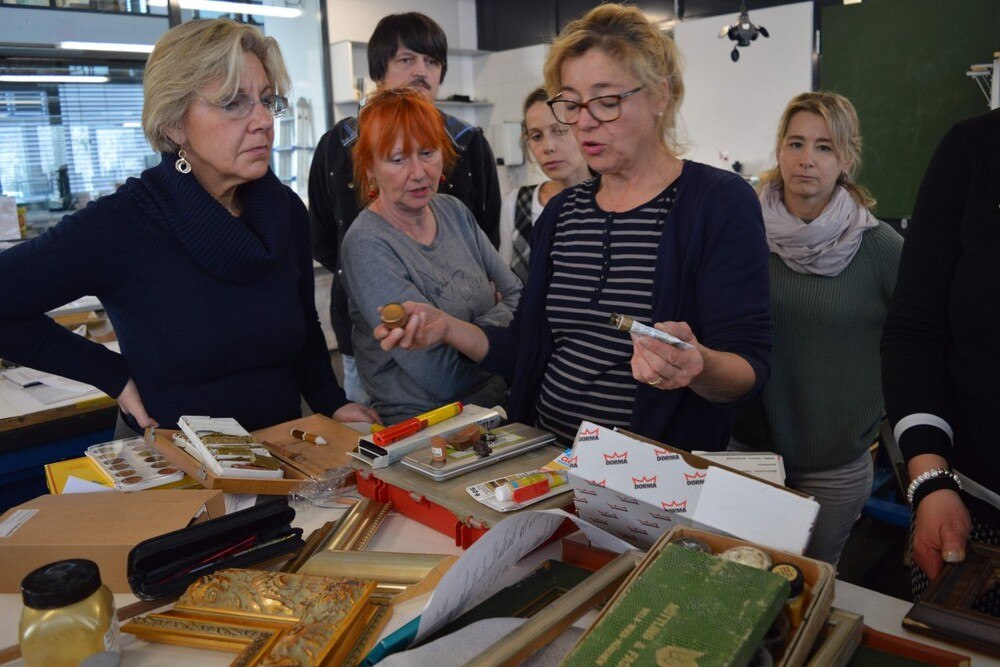 Praxiswissen zur Bildeinrahmung steht im Fokus des Workshops am 1. Oktober 2022.
© Österreichischer Verband für Bild und Rahmen Praxiswissen zur Bildeinrahmung steht im Fokus des Workshops am 1. Oktober 2022.