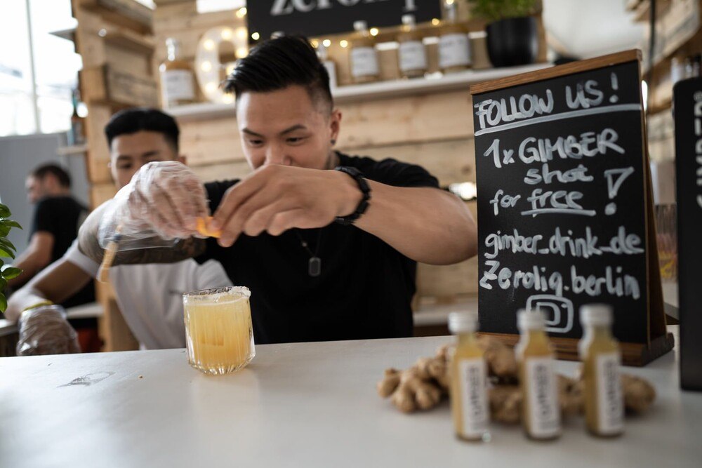 © Liquid Market Ein Barkeeper finalisiert einen Drink an einem Stand des Liquid Markets